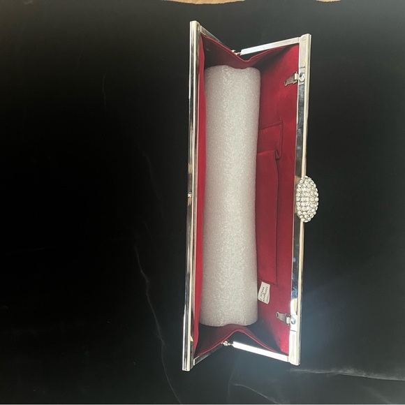 Red satin evening bag with detachable shoulder straps - Picture 4 of 8